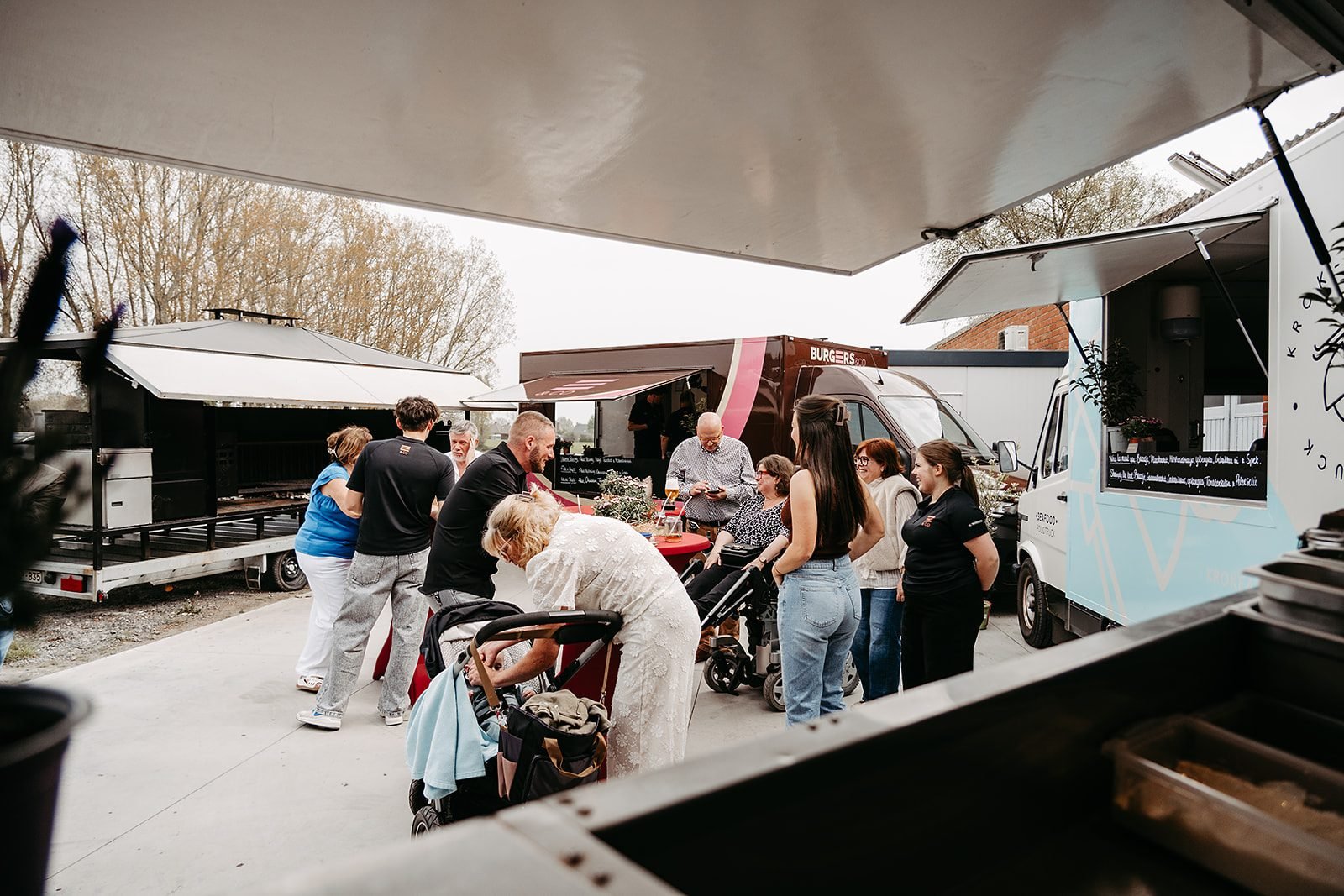 Gasten aan de Krok-Eat foodtruck op een event