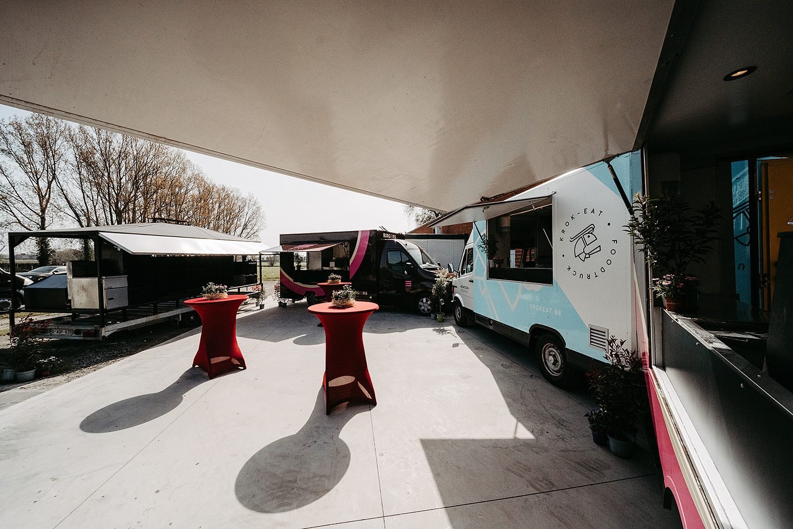 Partytafels bij de foodtrucks van Burgers & Co