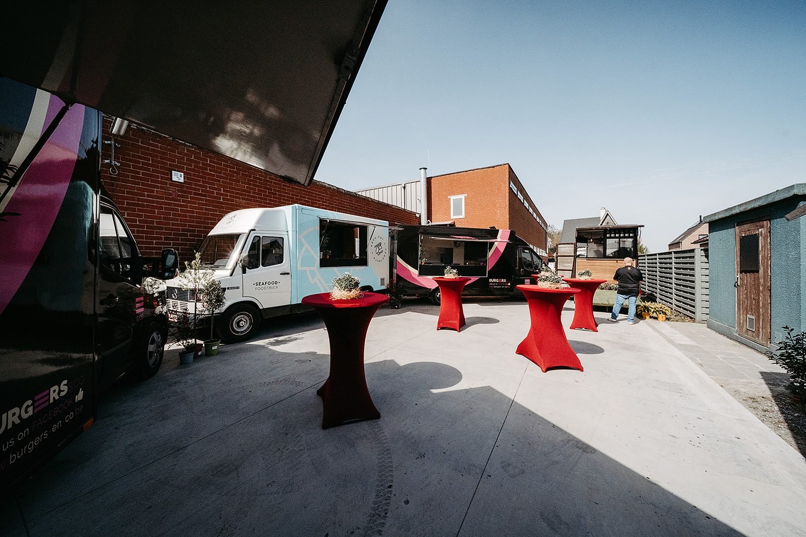 Statafels met decoratie bij de foodtruck van Burgers & Co